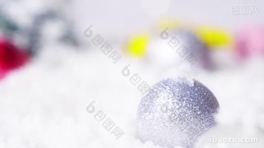 雪地上的银色<strong>圣诞</strong>球唯美柔光